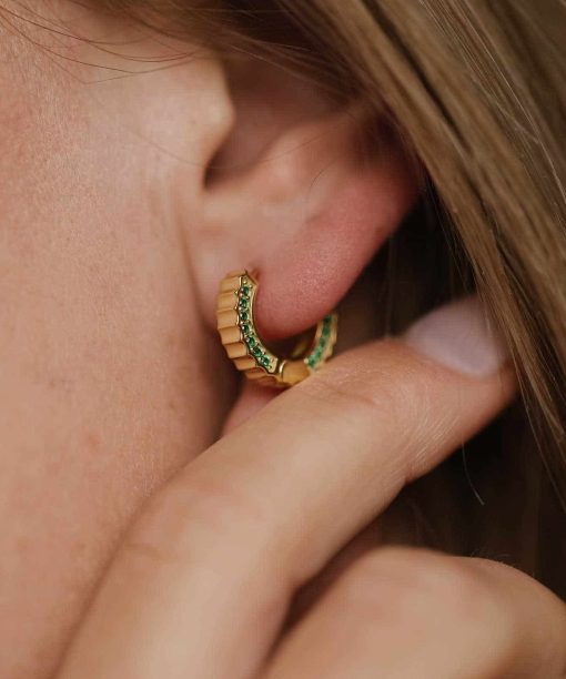 Alternative view of Nora Mørk by Gulldia Øreringer i sølv med grønn zirkonia