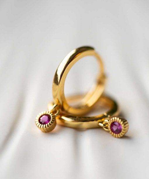 Alternative view of Øreringer i sølv med ruby zirkonia