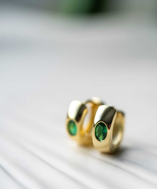 Alternative view of Øreringer i sølv med grønn zirkonia