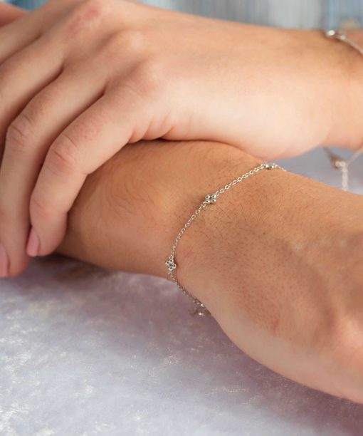 Alternative view of Armbånd i sølv, kulekjede blomst