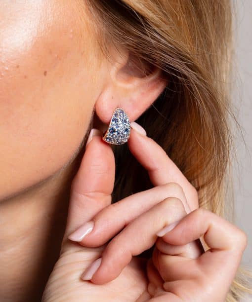 Alternative view of Øredobber i sølv med blå zirkonia