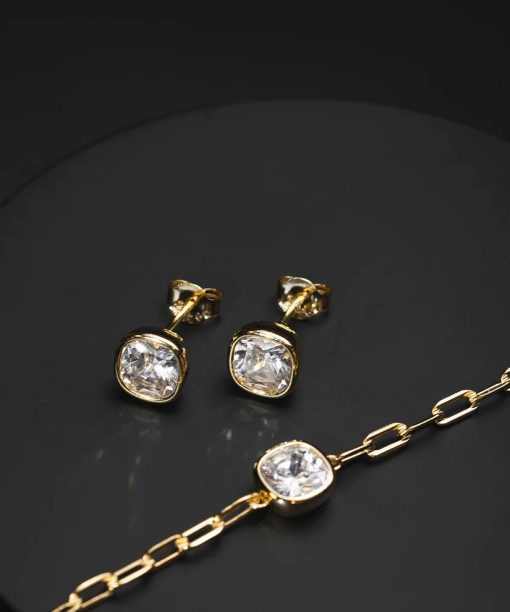 Alternative view of Øredobber i forgylt 925 sølv med hvit sten