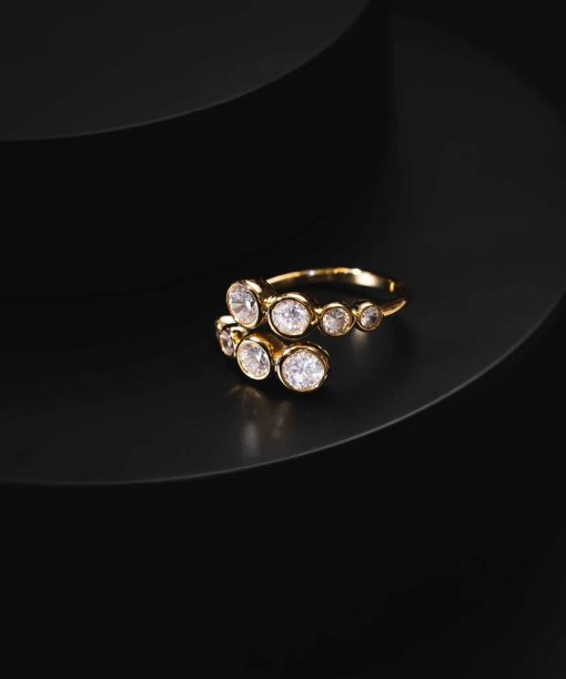 Alternative view of Ring i forgylt 925 sølv med hvite stener