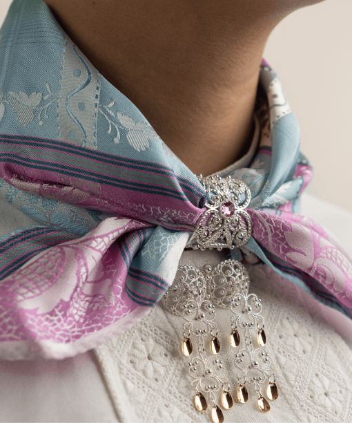 Alternative view of Skjerfring med stein og filigran, Hvit