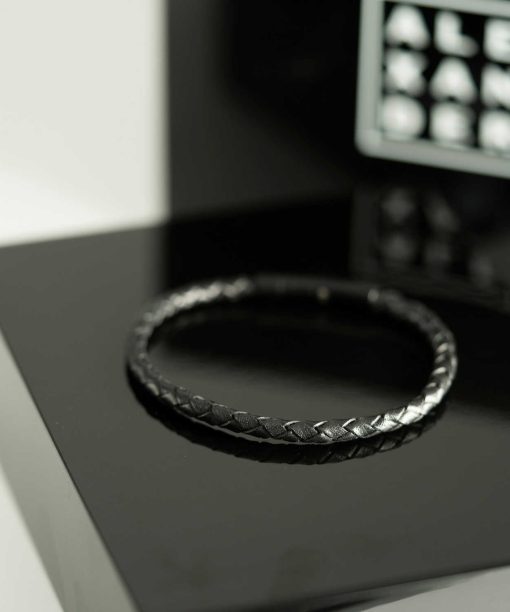 Alternative view of Armbånd i stål og sort skinn