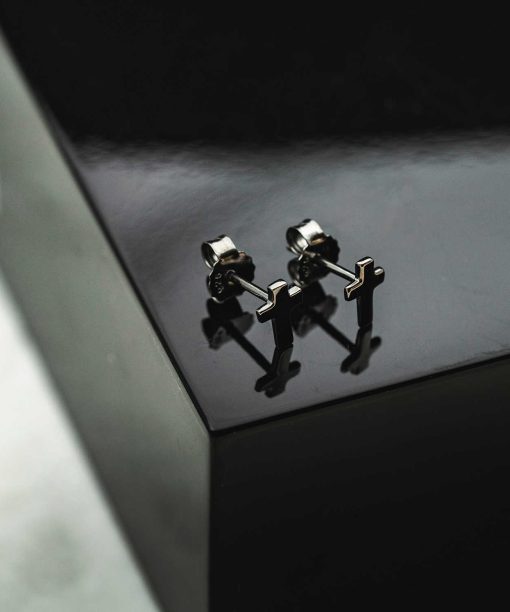 Alternative view of Jack øredobber i sølv, sort kors