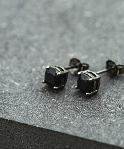 Alternative view of Rex øredobber i sølv med sort nanoglass