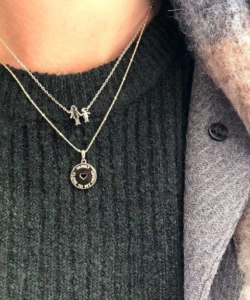 Alternative view of Familiesmykke i sølv mor og jente