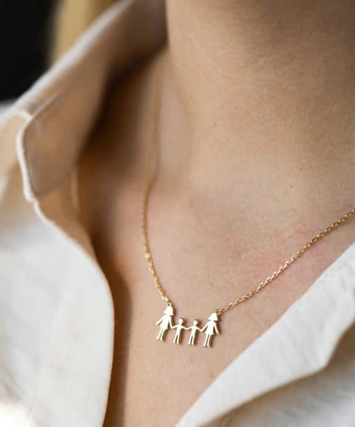 Alternative view of Familiesmykke i sølv med mor og 2 gutter