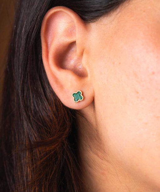 Alternative view of Øredobber i sølv med grønn kløver