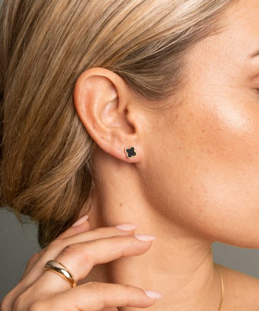 Alternative view of Øredobber i sølv med sort firkløver