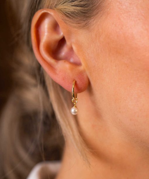 Alternative view of Øreringer i sølv med perle