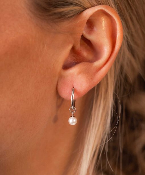 Alternative view of Øreringer i sølv med perle
