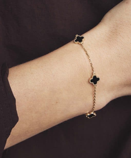 Alternative view of Armbånd i sølv sort kløver