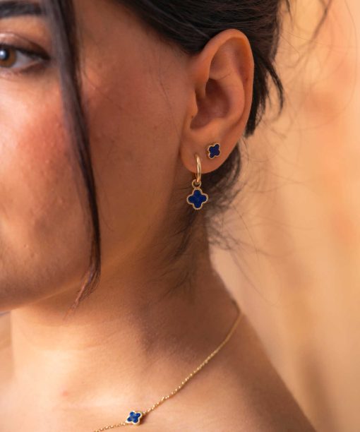 Alternative view of Øredobber i sølv med havblå kløver