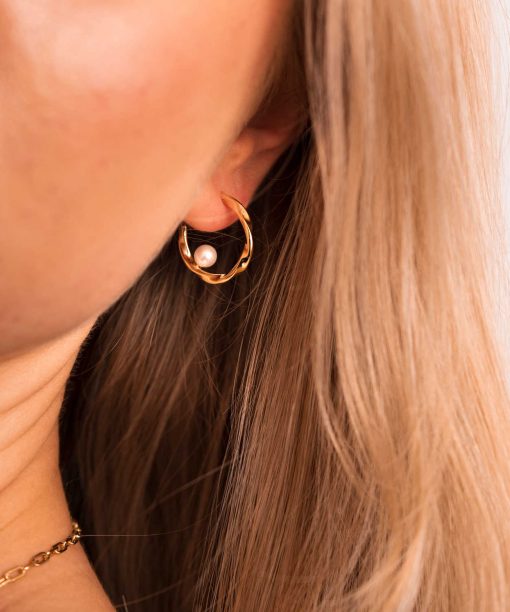 Alternative view of Capri øredobber i sølv med perle