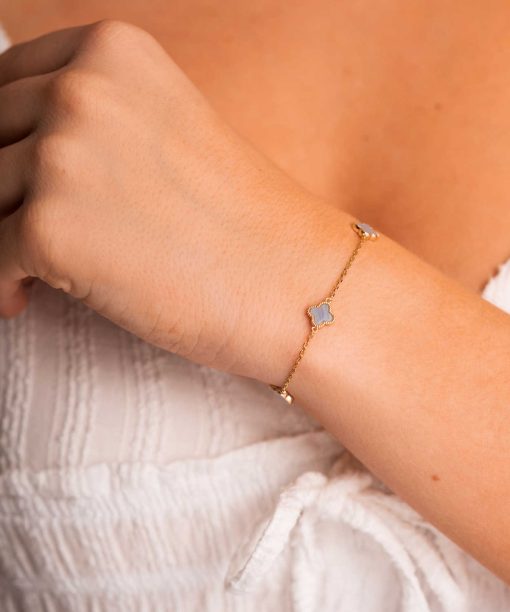 Alternative view of Armbånd i sølv med lyseblå kløver