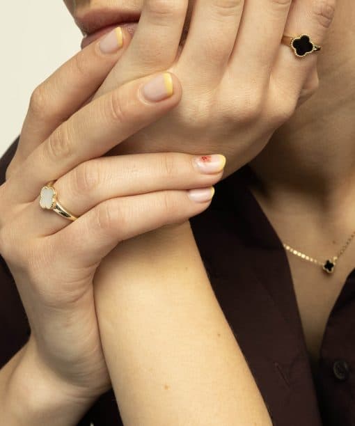 Alternative view of Ring i sølv med perlemor kløver