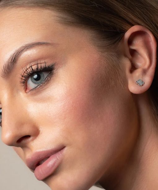 Alternative view of Kløver øredobber i 925 sølv med perlemor