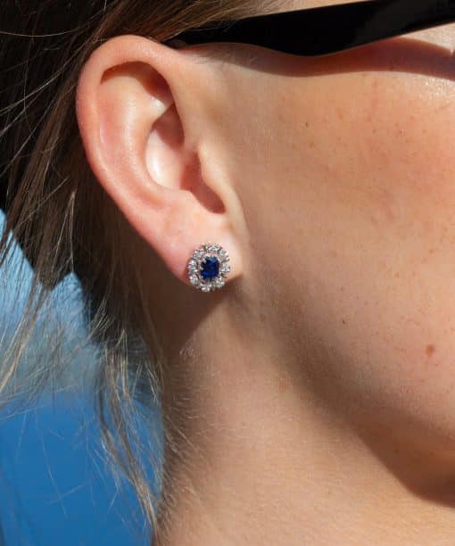 Alternative view of Diana Diamantørepynt i 14kt Hvitt Gull (585) med Safir og 0.16ct TW/SI Diamanter