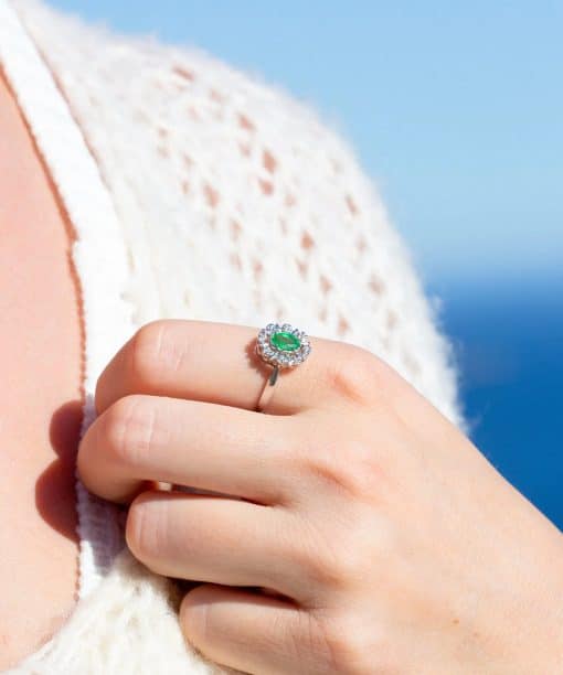 Alternative view of Diana Diamantring med smaragd i hvitt gull, 0.08ct TW/SI